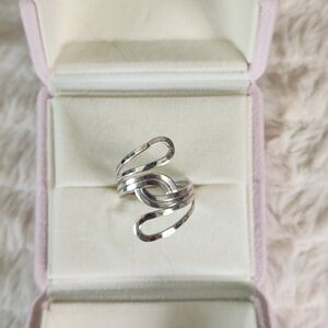 Elegant Silver Swirl Ring.  A unique design, a modern classic. Size 8. Sterling.